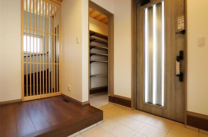 正円寺4丁目　築浅戸建の玄関