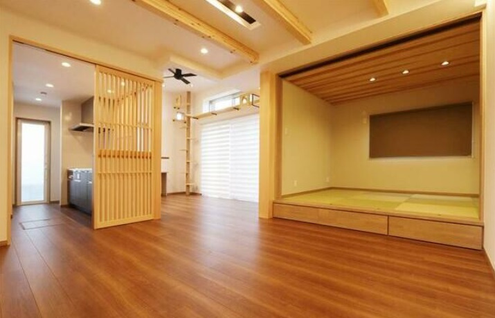 正円寺4丁目　築浅戸建の居間・リビング