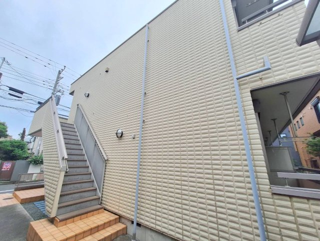 メープルガーデン松が岡のエントランス