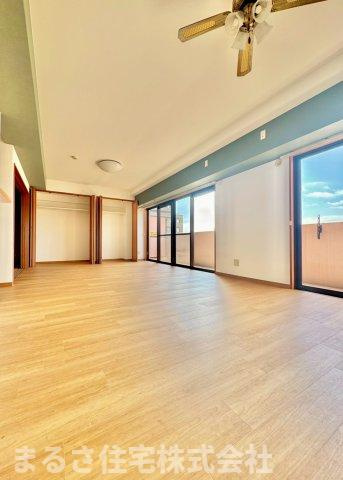 プレッソ城ヶ崎壱番館の居間・リビング