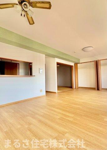 プレッソ城ヶ崎壱番館の居間・リビング