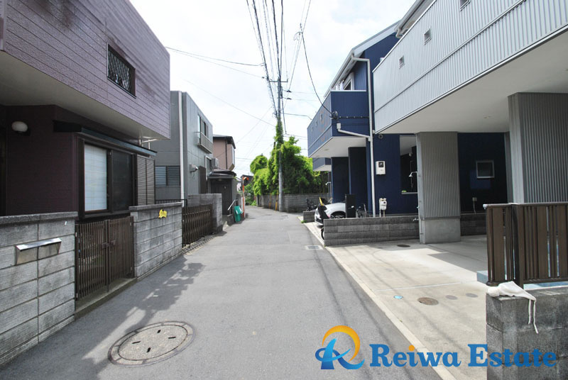 中古戸建　茅ヶ崎市十間坂2丁目の前面道路含む現地写真