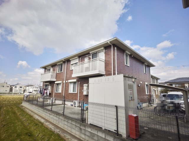 ロイヤル倉治C棟の外観