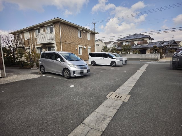 ロイヤル倉治C棟の駐車場