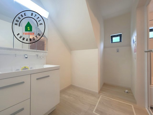 菊池郡大津町第3-2棟（1号棟）　の脱衣所|ゆとりの洗面スペースで朝の身支度もスムーズに。暮らしを快適に変えるシャワー付洗面台です！