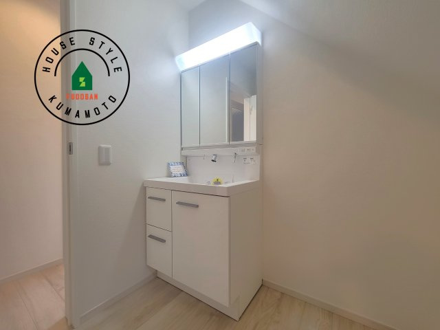 菊池郡大津町第3-2棟（1号棟）　の独立洗面台|毎日使うものだから清潔な空間を保ちたい水回り。洗面にはそんな願いを解消させてくれる収納アイデアが満載です。三面鏡の裏側にはキャビネットが現れ小物から背の高い物まで収納できます。