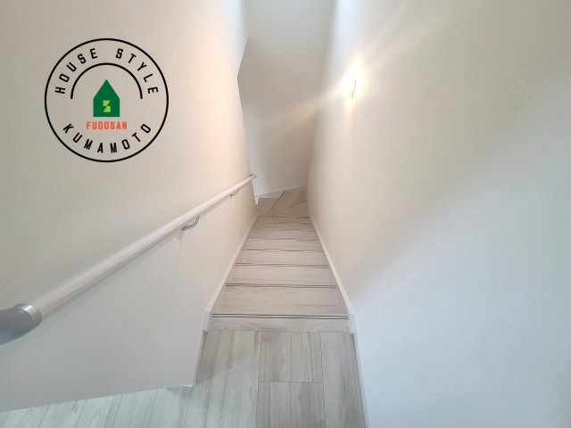 菊池郡大津町第3-2棟（1号棟）　の内装|＜手すり付階段＞手すりがないと階段の昇り降りで危険なことはもちろん、壁に手をつきながら歩くことで壁紙が汚れやすくなります。すべての方に快適に昇り降りしていただくため、手すりを設置しました。