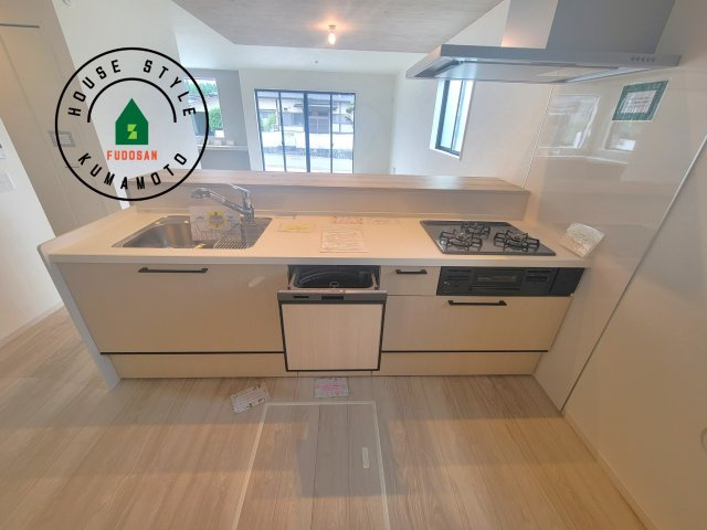 菊池郡大津町第3-2棟（1号棟）　のキッチン|ご家族を近くに感じられる対面キッチンのLDK。会話もはずみそうですね。