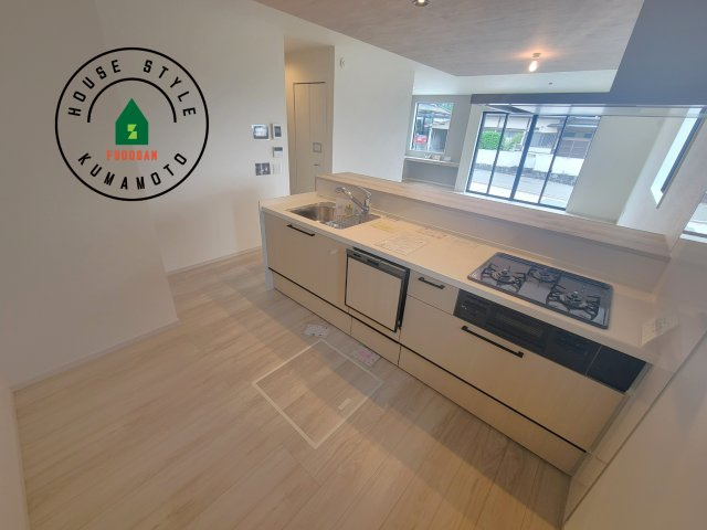 菊池郡大津町第3-2棟（1号棟）　のキッチン|ダイニングテーブルへの配膳がラクラク、お料理はかどるカウンター付きシステムキッチン！