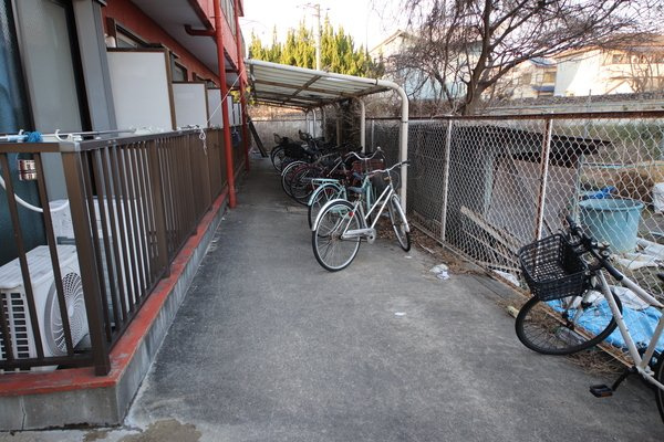 ジュネス新大宮の駐車場