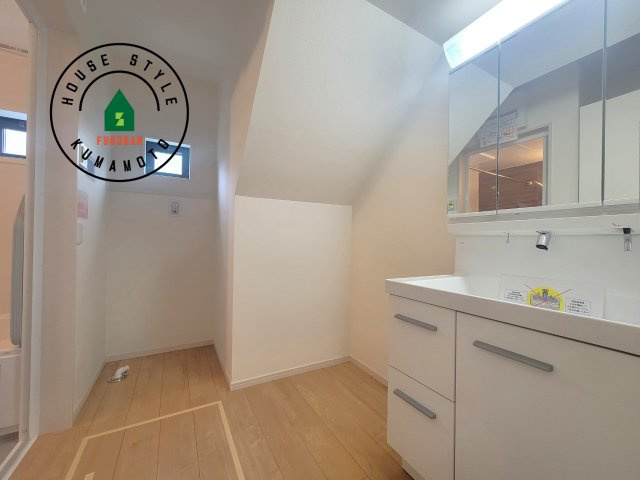 菊池郡大津町第3-2棟（2号棟）　の脱衣所|ゆとりの洗面スペースで朝の身支度もスムーズに。暮らしを快適に変えるシャワー付洗面台です！