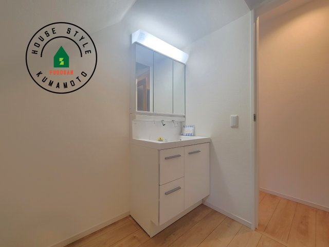 菊池郡大津町第3-2棟（2号棟）　の独立洗面台|毎日使うものだから清潔な空間を保ちたい水回り。洗面にはそんな願いを解消させてくれる収納アイデアが満載です。三面鏡の裏側にはキャビネットが現れ小物から背の高い物まで収納できます。