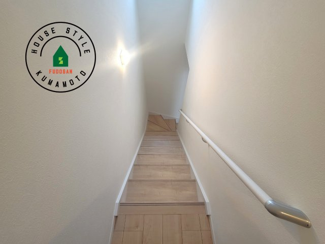 菊池郡大津町第3-2棟（2号棟）　の内装|＜手すり付階段＞手すりがないと階段の昇り降りで危険なことはもちろん、壁に手をつきながら歩くことで壁紙が汚れやすくなります。すべての方に快適に昇り降りしていただくため、手すりを設置しました。