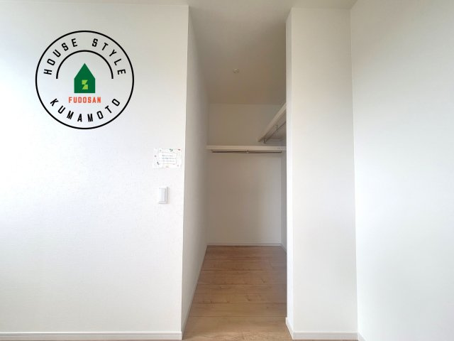 菊池郡大津町第3-2棟（2号棟）　の収納|洋服や大きな荷物が多い方や人数の多いご家族などは、一般的なクローゼットよりもウォークインクローゼットのほうが使い勝手が良いです。