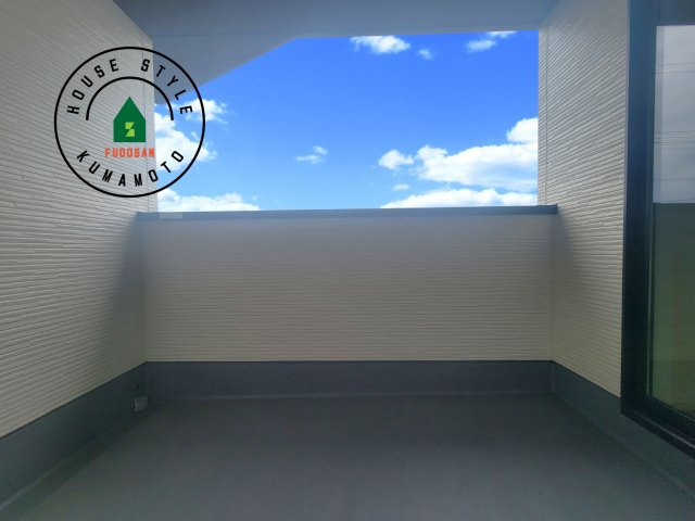 菊池郡大津町第3-2棟（2号棟）　のバルコニー|風をしっかりと感じられるバルコニーでは、毎日が洗濯日和です。広々としているので洗濯も楽しくなるでしょうし、気分転換にバルコニーからの眺めを楽しむのもいいでしょう。