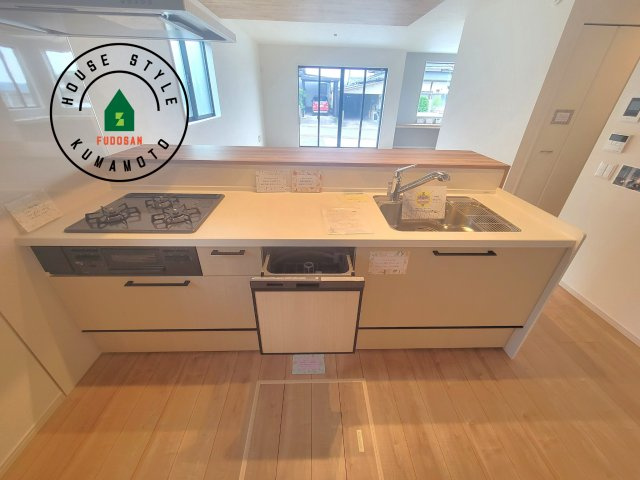 菊池郡大津町第3-2棟（2号棟）　のキッチン|ご家族を近くに感じられる対面キッチンのLDK。会話もはずみそうですね。