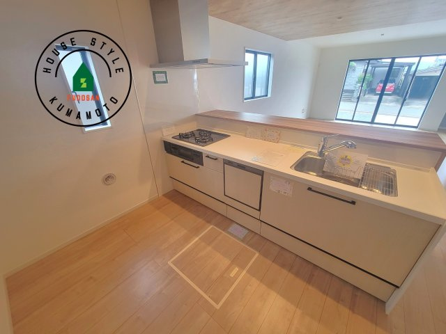 菊池郡大津町第3-2棟（2号棟）　のキッチン|ダイニングテーブルへの配膳がラクラク、お料理はかどるカウンター付きシステムキッチン！