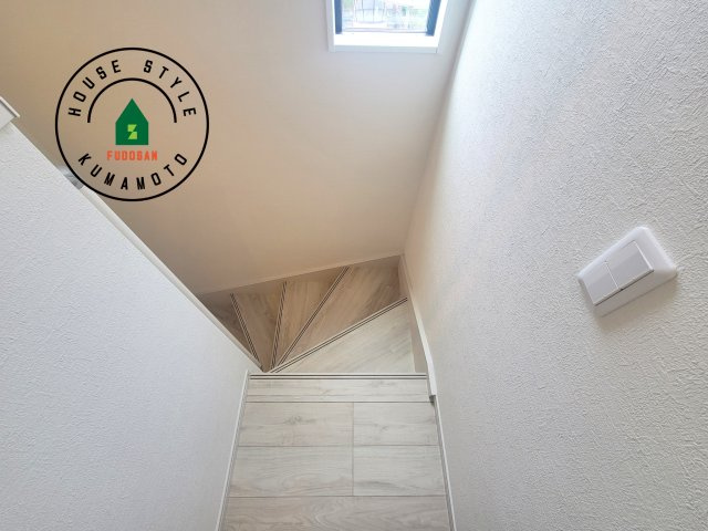 菊池郡大津町第4-1棟（1号棟）　の内装|＜手すり付階段＞手すりがないと階段の昇り降りで危険なことはもちろん、壁に手をつきながら歩くことで壁紙が汚れやすくなります。すべての方に快適に昇り降りしていただくため、手すりを設置しました。