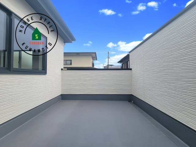 菊池郡大津町第4-1棟（1号棟）　のバルコニー|風をしっかりと感じられるバルコニーでは、毎日が洗濯日和です。広々としているので洗濯も楽しくなるでしょうし、気分転換にバルコニーからの眺めを楽しむのもいいでしょう。