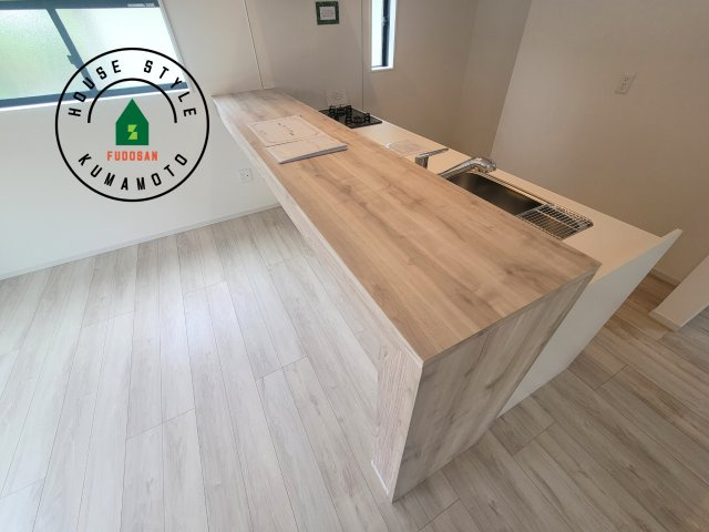 菊池郡大津町第4-1棟（1号棟）　のダイニング|キッチンから立ち込める香りが今日の料理を期待させます。