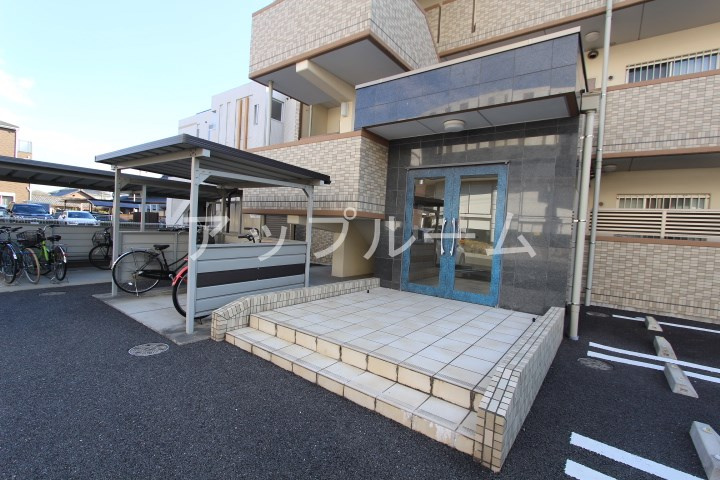 春日井市西本町２丁目の賃貸マンションのエントランス