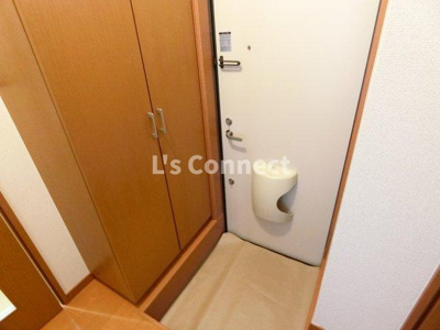 【玄関】 | ティートレス | 背の高い下駄箱で靴も収納できます。