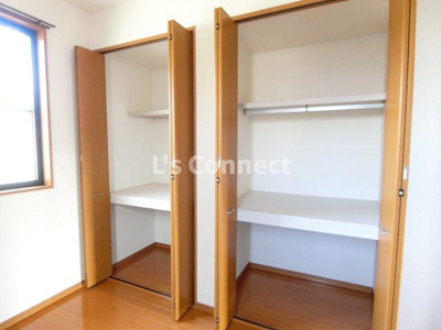 【設備】 | ティートレス | 北側洋室には２ヵ所に収納付き。