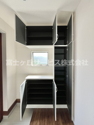 【玄関】 | 牧之原市細江 6期 新築一戸建て 1号棟 | 玄関収納付きです