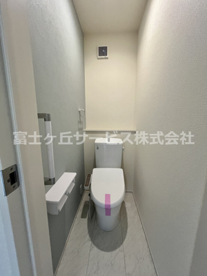 【トイレ】 | 牧之原市細江 6期 新築一戸建て 1号棟 | 玄関横のトイレ