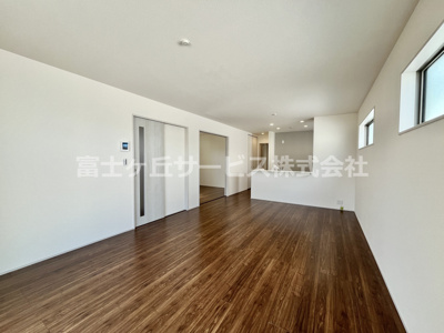 【居間・リビング】 | 牧之原市細江 6期 新築一戸建て 1号棟 | ゆったりとしたリビングです