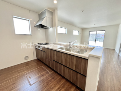 【キッチン】 | 牧之原市細江 6期 新築一戸建て 1号棟 | 広々としたキッチンです