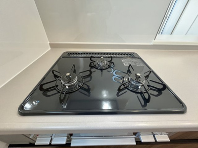 【キッチン】 | 牧之原市細江 6期 新築一戸建て 1号棟 | 3口ガスコンロ