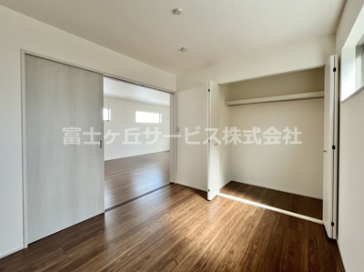 【洋室】 | 牧之原市細江 6期 新築一戸建て 1号棟 | 明るい5.25帖の洋室です