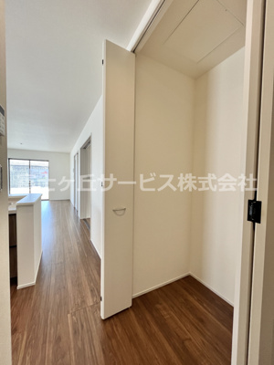 【収納】 | 牧之原市細江 6期 新築一戸建て 1号棟 | キッチン横のリビング収納