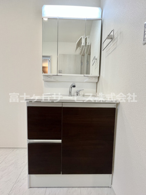 【独立洗面台】 | 牧之原市細江 6期 新築一戸建て 1号棟 | 独立洗面台あり、毎朝おしゃれに忙しい女性の方におすすめです