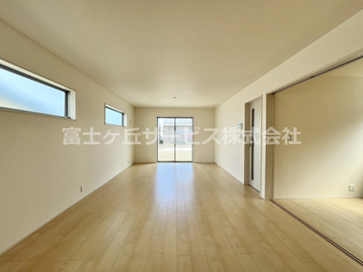 【居間・リビング】 | 牧之原市細江 6期 新築一戸建て 2号棟 | 20帖のLDK