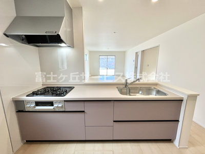 【キッチン】 | 牧之原市細江 6期 新築一戸建て 2号棟 | きれいなキッチンです