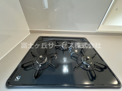 【キッチン】 | 牧之原市細江 6期 新築一戸建て 2号棟 | 3口ガスコンロ