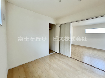 【洋室】 | 牧之原市細江 6期 新築一戸建て 2号棟 | LDK横の4.5帖洋室