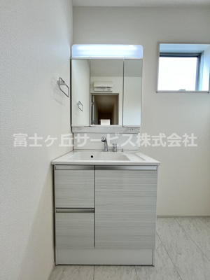 【独立洗面台】 | 牧之原市細江 6期 新築一戸建て 2号棟 | 朝の支度にも助かる、独立の洗髪洗面化粧台