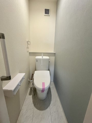 【トイレ】 | 牧之原市細江 6期 新築一戸建て 2号棟 | 玄関横のトイレです
