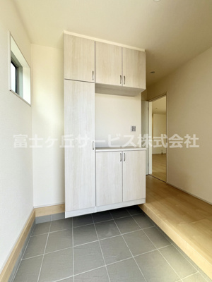 【玄関】 | 牧之原市細江 6期 新築一戸建て 2号棟 | 明るい玄関です