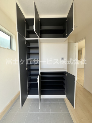 【玄関】 | 牧之原市細江 6期 新築一戸建て 2号棟 | 玄関収納が付いています