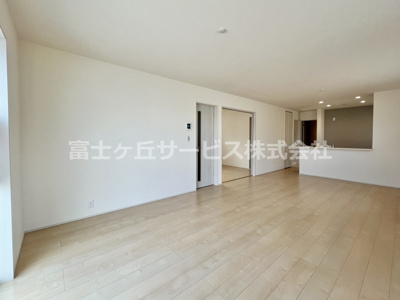 【居間・リビング】 | 牧之原市細江 6期 新築一戸建て 2号棟 | ゆったりとした居間です