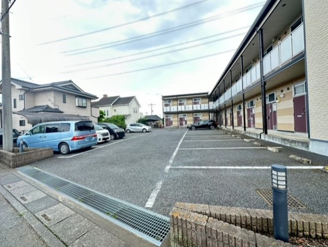 レオパレス椿原の駐車場