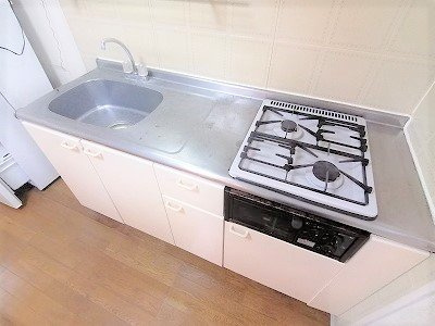 【キッチン】 | レオパレスＮＡＫＡＪＩＭＡ | コンパクトなキッチンで掃除もラクラク