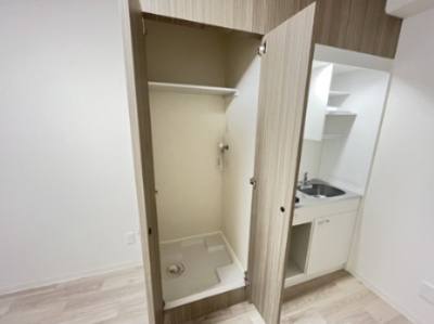 【設備】 | シャンボール第３新大阪 | 扉付きの洗濯置き場です