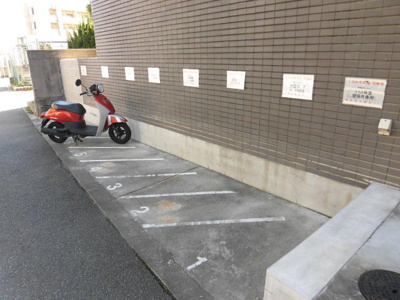 【駐車場】 | エクセレント上新6 | 敷地内バイク置き場です。