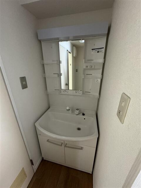 ホワイトマンションの独立洗面台| 