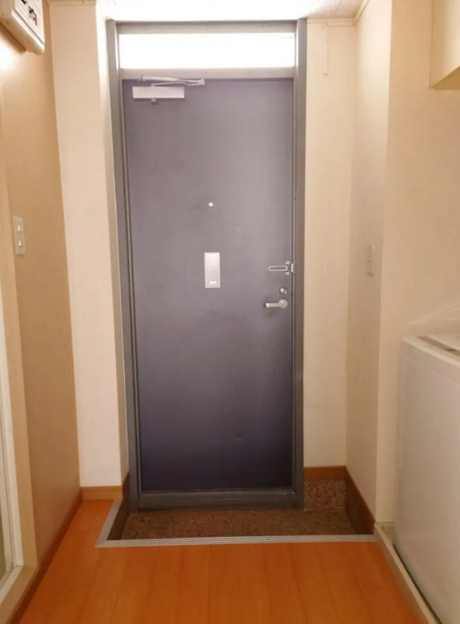 レオパレスグランドゥールＢの玄関